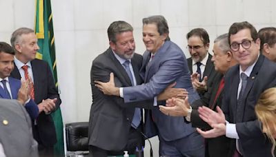 Haddad entrega projeto da tributária e diz que Lira demonstra determinação em ajudar o País