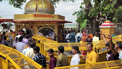 Shiva devotees throng temples in Sangam city