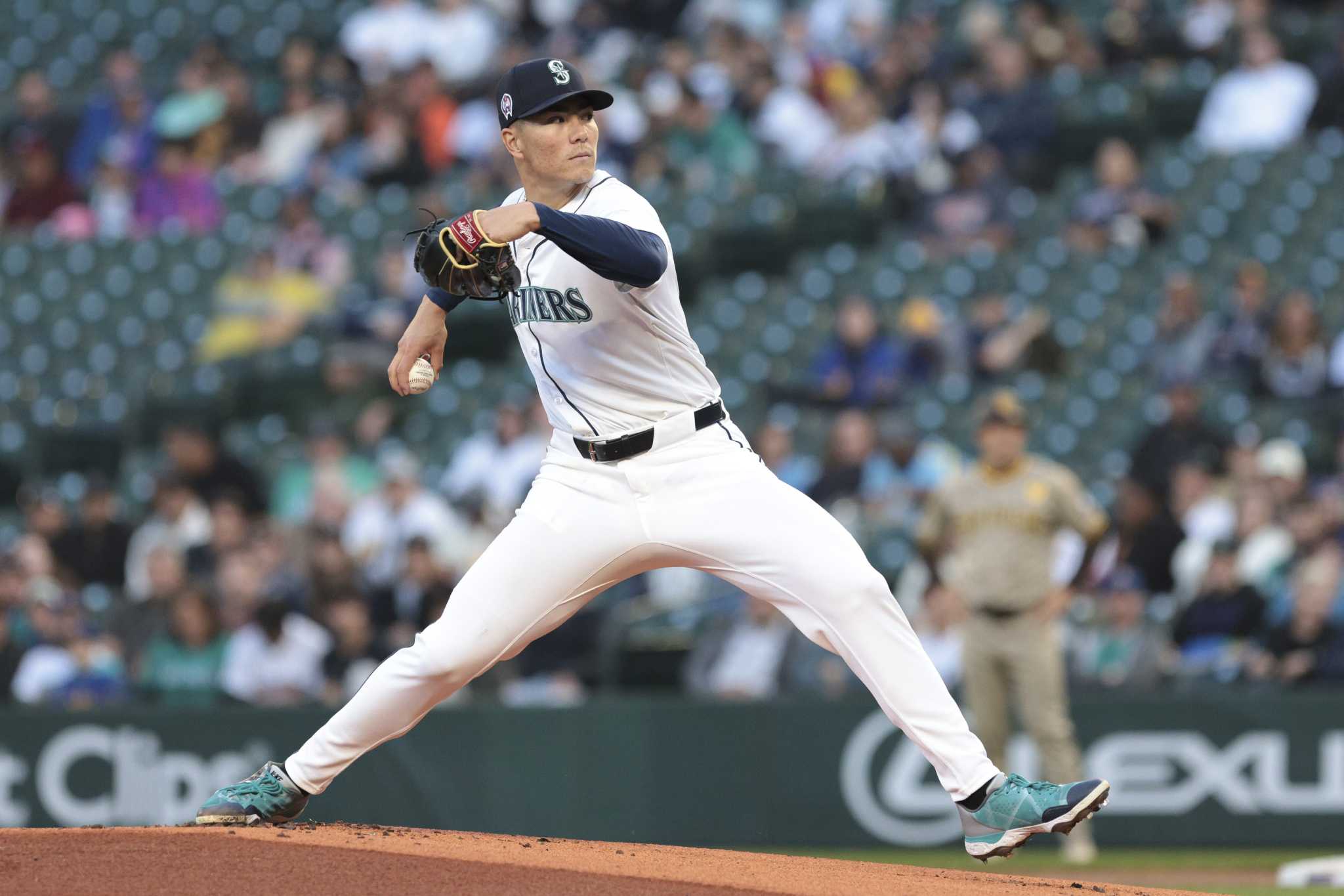 Bryan Woo carries a perfect game into the 7th inning as the Mariners top the Padres 5-2