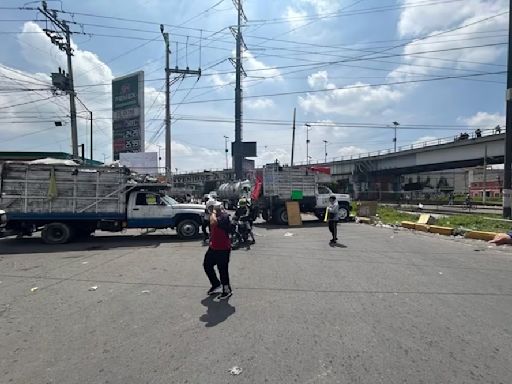 Recolectores de basura bloquean vía Bordo de Xochiaca