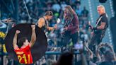 Españoles celebran el campeonato en pleno concierto de Metallica