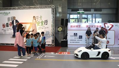 新北響應交通安全月 侯友宜開小汽車示範路口停讓幼兒