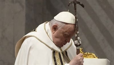 El papa Francisco rompió los esquemas y lavo los pies de 12 mujeres en importante celebración Católica