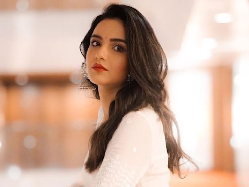 TV actor Jasmin Bhasin unable to 'see and sleep' as her corneas get damaged