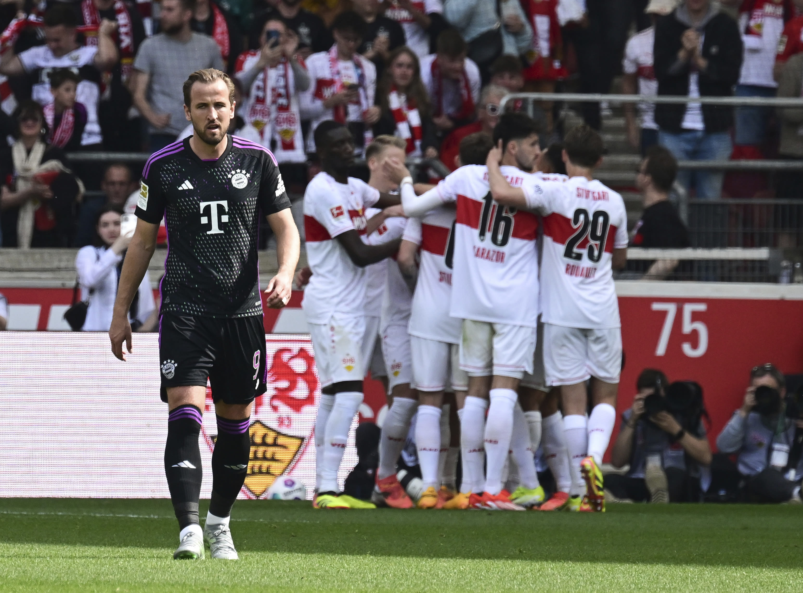 Bayern emerges beaten and bruised from last Real Madrid warmup. Dortmund routs Augsburg ahead of PSG