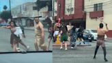 Captan grupo de cavernícolas cruzando la calle en Tijuana