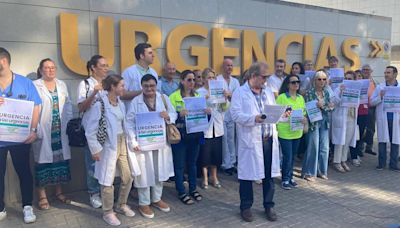 Los médicos de urgencias del hospital Reina Sofía de Murcia protestan contra la precariedad laboral y exigen que se les garanticen sus vacaciones de verano