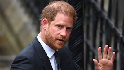 El príncipe Harry aterriza en Londres, pero no verá a su padre, el rey Carlos III, por la “apretada” agenda del monarca