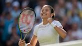 Raducanu encanta torcida com estreia vitoriosa em Wimbledon; Bia Haddad é eliminada