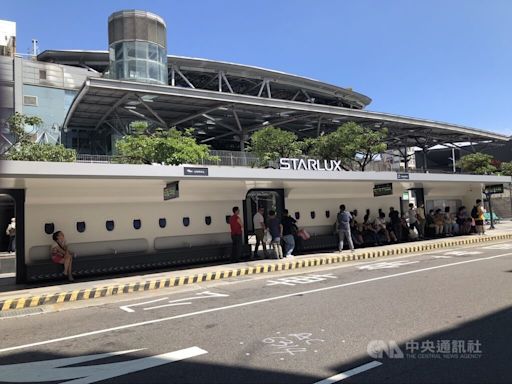 基隆火車站南站候車亭化身機艙 屋頂有飛機跑道