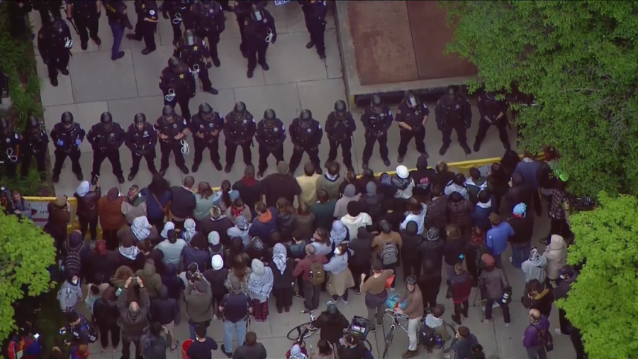 University of Chicago police clear out encampments protesting war on Gaza