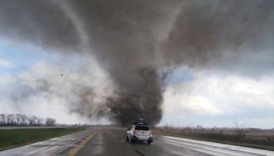 'Nossa vizinhança desapareceu': mais de 20 tornados atingem os Estados Unidos e deixam rastro de destruição; vídeos