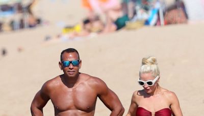 Alex Rodríguez y Jaclyn Cordeiro presumen su figura en la playa - El Diario NY