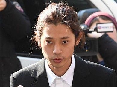 死性不改！鄭俊英被直擊「泡夜店、濕吻辣妹」 魔掌伸入法國