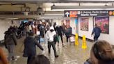 Reportan inundación dentro de estación del subway en Brooklyn