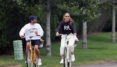 JLo en bicicleta junto a un joven amigo, Luis Miguel, y más fotos imperdibles