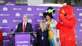 Elmo shakes hands with Keir Starmer and congratulates him on election victory