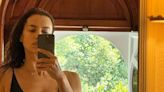 Irina Shayk faz selfie de biquíni ao curtir férias na Itália; veja fotos