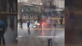 Alumnos del Liceo Lastarria protestan con barricadas en Providencia: hay desvío del tránsito vehicular