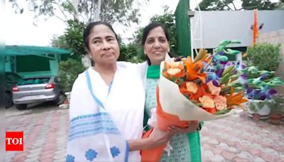 Bengal CM Mamata Banerjee meets Delhi CM's wife Sunita Kejriwal | India News - Times of India