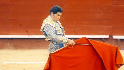 Cayetano Rivera escapa de un violento percance en su vuelta a los ruedos en Las Ventas desde 2018
