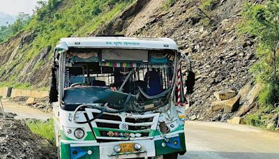 15 passengers hurt as boulders hit bus in Mandi district