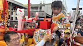 西港香百足真人蜈蚣陣亮相 台南市長黃偉哲發紅包給72位神童