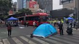 Vecinos de Benito Juárez liberan carril confinado del Metrobús L1, en Av. Insurgentes y Xola