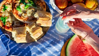 En el chiringuito, en la piscina o en el campo: Consejos de una experta si vas a comer fuera este verano