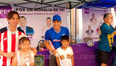 Con firma de autógrafos, ex jugadores celebran a niños en Morelia