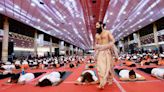 Miles de personas baten 5 récords Guinness en la India durante Día Internacional del Yoga