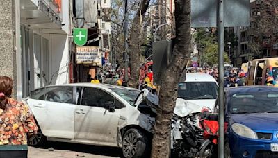 Terror en el centro de Córdoba: un automovilista perdió el control de su vehículo y atropelló a 35 personas