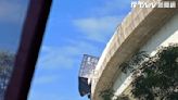 高雄貨櫃車國道出口翻覆！卡高架「懸掛半空中」 驚險畫面曝光