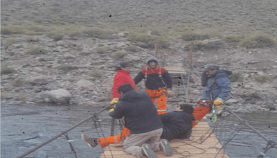 Video | Caen las tablas del puente con obreros encima, mientras los efectos del ciclón llegan al norte neuquino - Diario Río Negro