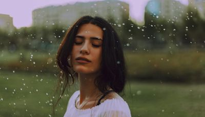 Cómo atraer la felicidad y el amor con agua de lluvia, según la espiritualidad