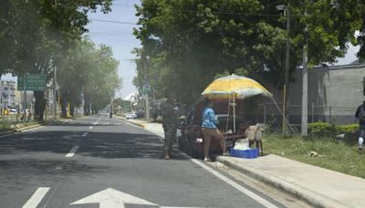 Uso ilegal de autopista Fernández Domínguez pone en peligro la vida de conductores y transeúntes