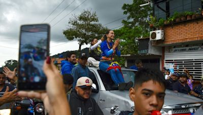 A un mes de la presidencial en Venezuela, rosarios y cacareos