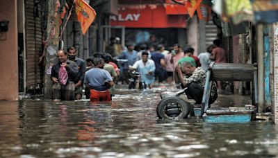 Delhi is flooded! Relentless rain causes severe waterlogging and traffic havoc – Avoid these areas for your convenience