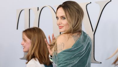 El nuevo tatuaje en el pecho de Angelina Jolie que interpretan como un mensaje a Brad Pitt