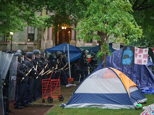 Policía detiene a más de 40 manifestantes al desalojar campamentos de protesta en campus de EEUU