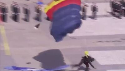 Accidentado aterrizaje de un GEO en presencia de los reyes, en la celebración del bicentenario de la Policía Nacional