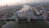 Arriesgado e histórico salto en paracaídas para atravesar el Puente de la Torre de Londres - ELMUNDOTV