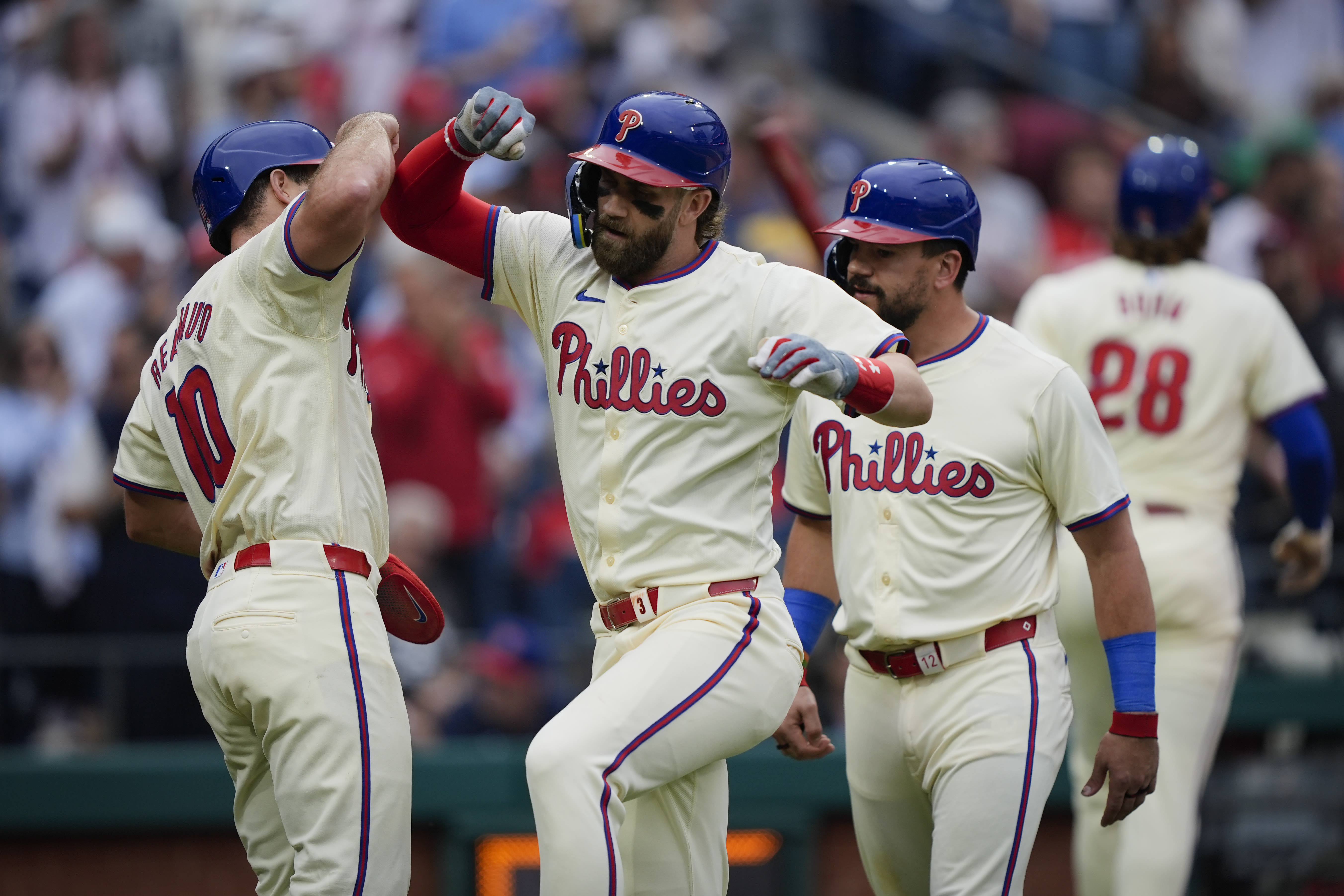 Harper homers, Wheeler strikes out 11 as Phillies complete 4-game sweep of Giants with 6-1 win