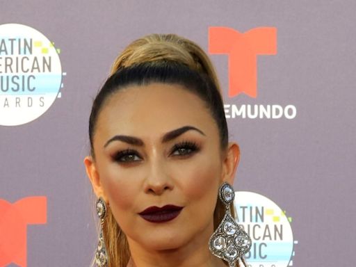 Aracely Arámbula demuestra cómo llevar un traje de baño de 2 piezas después de los 45