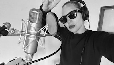 Lady Gaga aparece em estúdio e diz que continua trabalhando em novo álbum: "É como meditação" | GZH