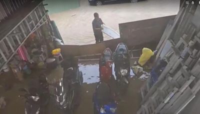 影/洪水圍困新北土城！永豐路黃泥水灌進住宅 5天前才淹水