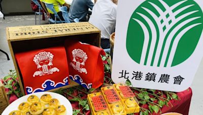 華山基金會中秋關懷送物資 北港農會號召家政班做月餅