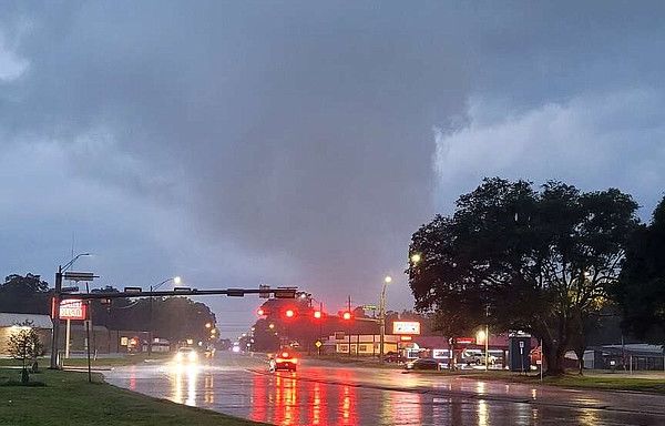 WATCH | Photos, video show possible tornado in Texarkana, Texas | Texarkana Gazette