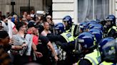 Las protestas por el crimen de tres niñas llegan a Londres: disturbios cerca de la residencia del primer ministro