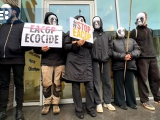 Público Tv - Activistas medioambientales protestan en Bruselas contra el oleoducto EACOP